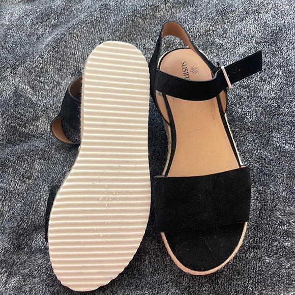 NWOT SUSINA SANDALS - Picture 3 of 3